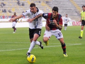 BOLOGNA, ITALY - OCTOBER 30:  Panagiotis Kone (R) of Bologna FC competes for the ball with Daniele Capelli of Atalanta BC   during the Serie A match between Bologna FC and Atalanta BC at Stadio Renato Dall'Ara on October 30, 2011 in Bologna, Italy.  (Photo by Mario Carlini / Iguana Press/Getty Images)