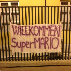 Gomez-striscione