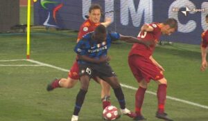 Foto IPP/da tv Roma 05/05/2010 calcio Coppa Italia 2009-2010 Roma - Inter Nella foto: il fallo intenzionale dell' espulsione di Francesco totti su mario Balotelli