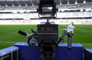 I CAMERAMEN DI TELE + AL LAVORO DURANTE UNA PARTITA DI CALCIO GIOCATA ALLO STADIO DELLE ALPI