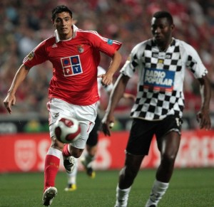 Benfica's Cardozo (L) vies with Boavista