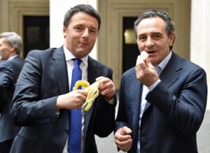 Calcio: Renzi e Prandelli mangiano banana contro razzismo
