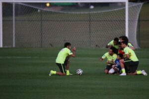 Depois de invadir o campo de treinos e ser resgatado por Neymar, um menino e fotografado por Neymar ao lado dos jogadores Thiago Silva, Willian, David Luiz, Luiz Gustavo e Marcelo  durante treino da Selecao Brasileira na Granja Comary. Foto: Wagner Meier/A