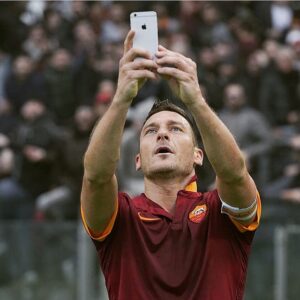 totti esultanza selfie curva (4)