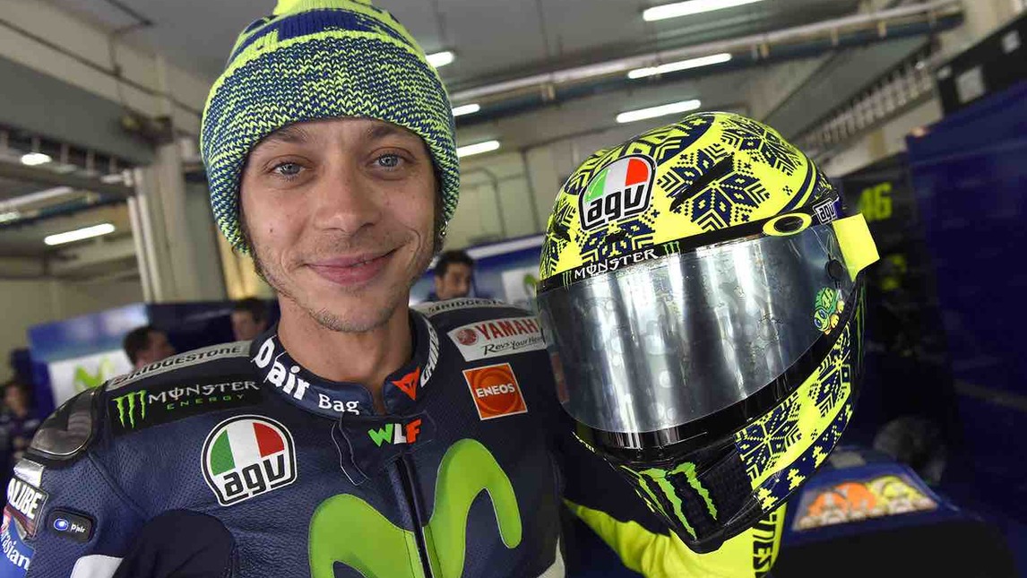 Valentino Rossi in versione invernale: il nuovo casco è con i fiocchi di  neve! [FOTO]