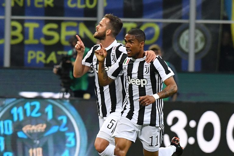 Sputo Douglas Costa