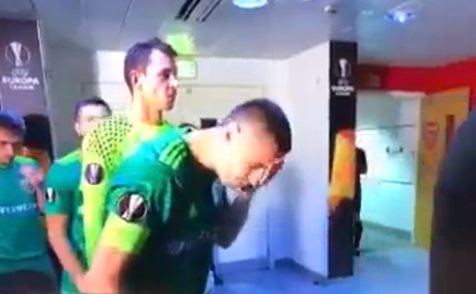 calciatore sputa e si lava la faccia