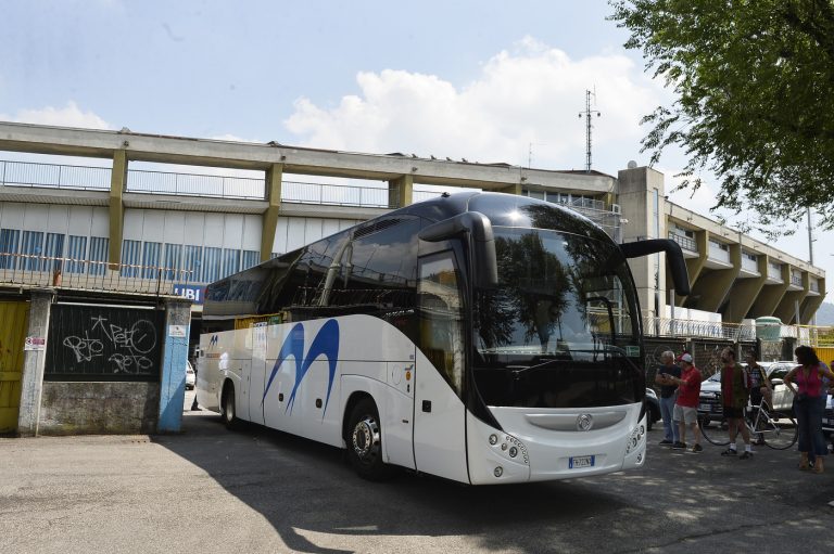 pullman squadra di calcio si ribalta