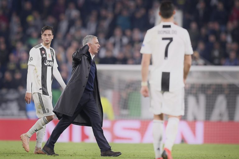 Mourinho gesto orecchio