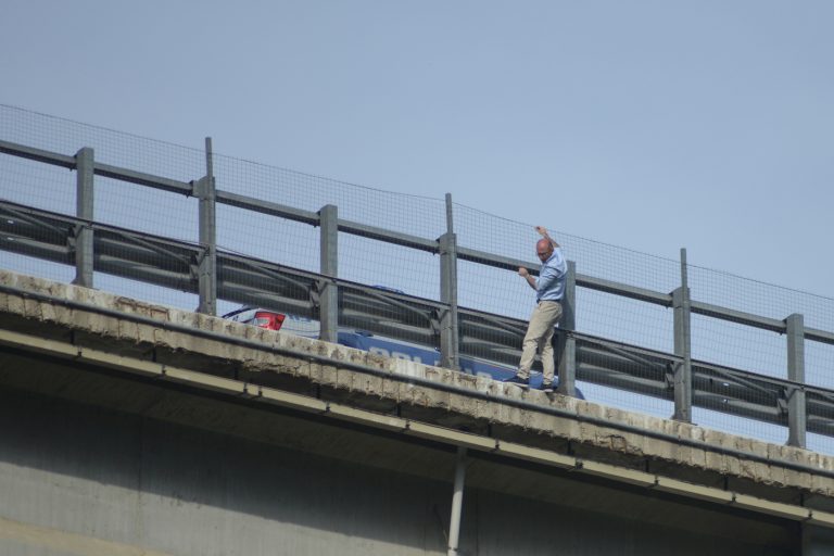calciatore si getta cavalcavia