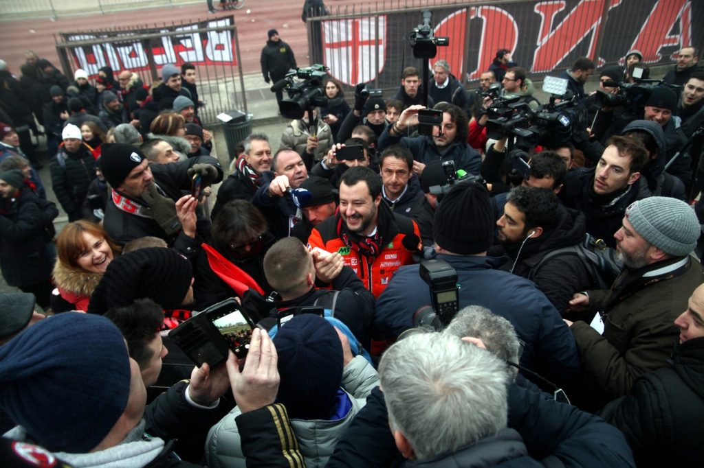 stretta di mano Salvini