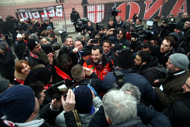 stretta di mano Salvini