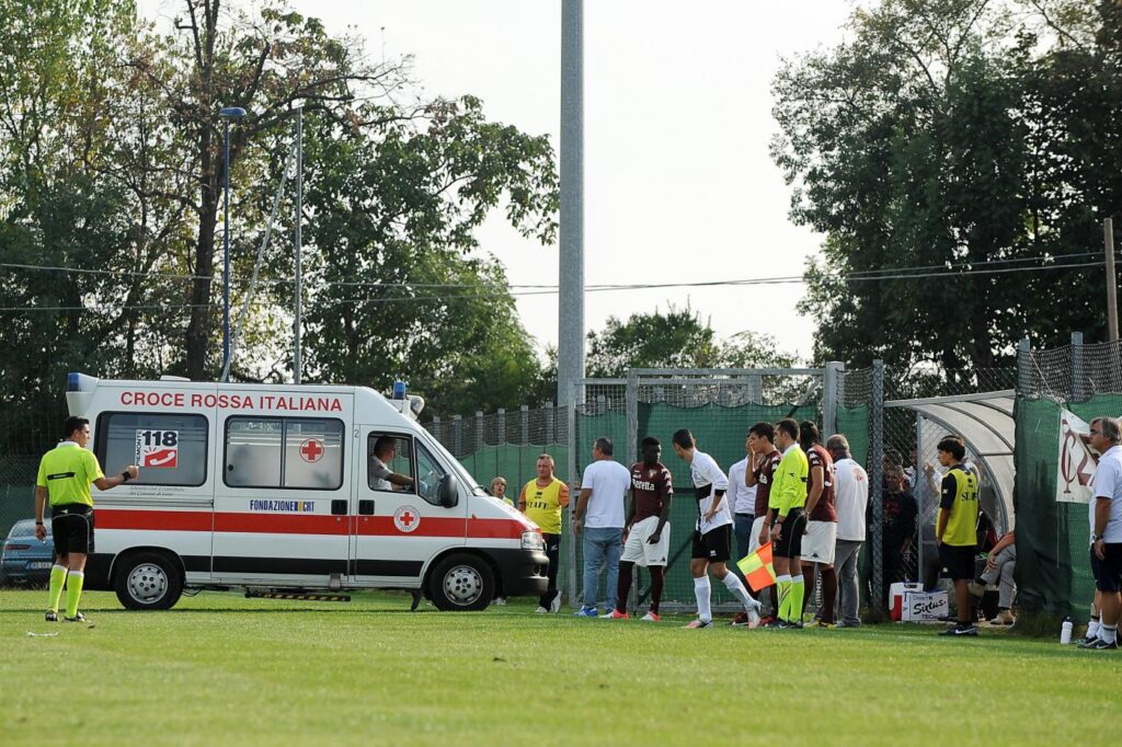 calciatore sviene in campo