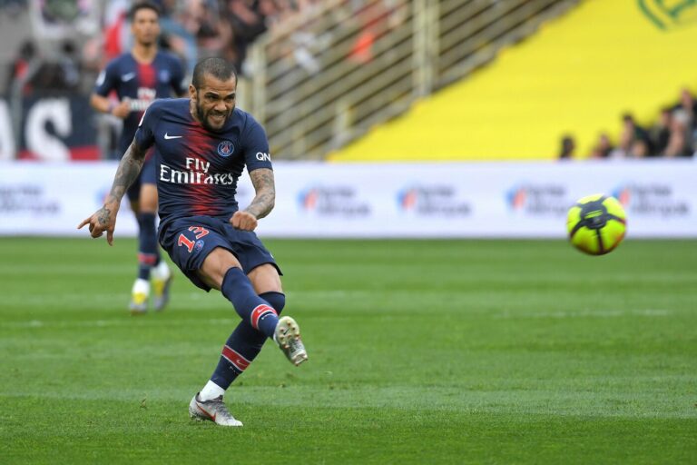 Dani Alves Parigi razzista