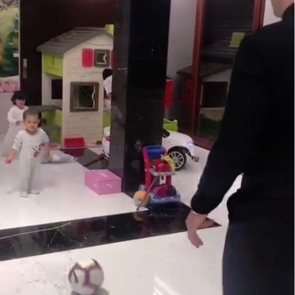 ronaldo gioca col figlio