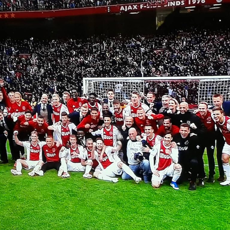 ajax vicino al titolo