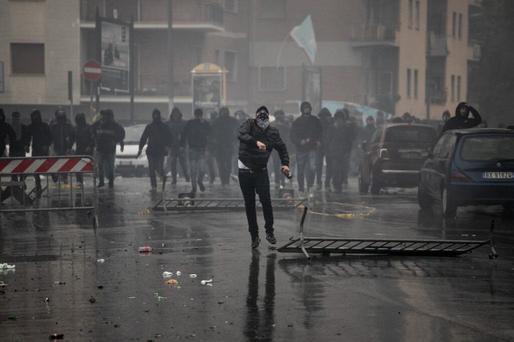 agenti assolti per pestaggio