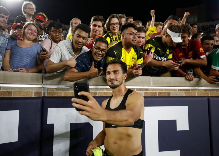 Hummels regala palloni