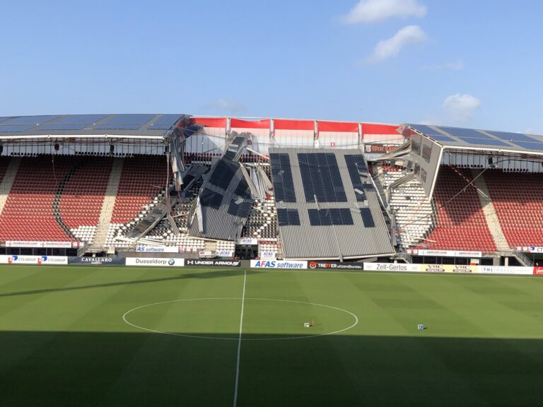 crolla tetto stadio