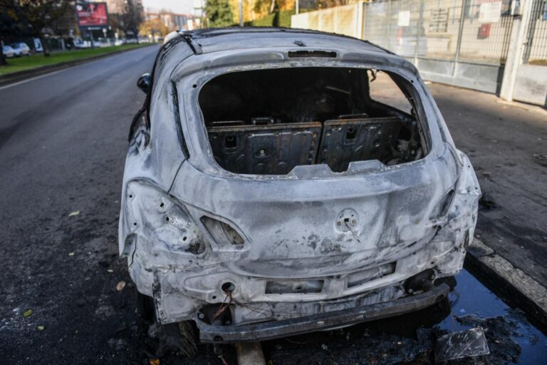 Auto incendiata