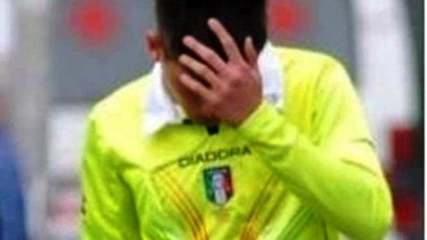 arbitro aggredito