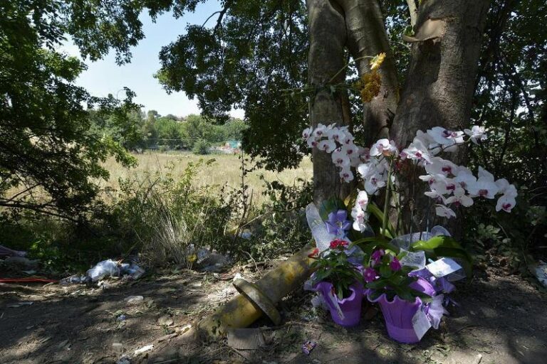 auto contro albero