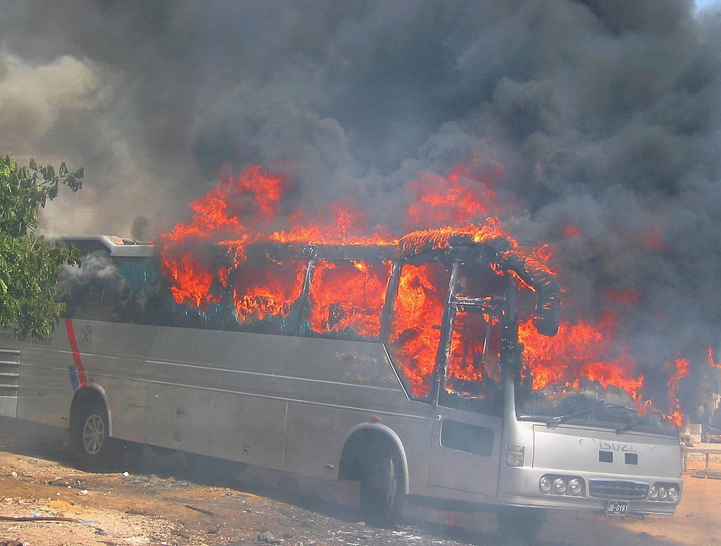 bus incendiato
