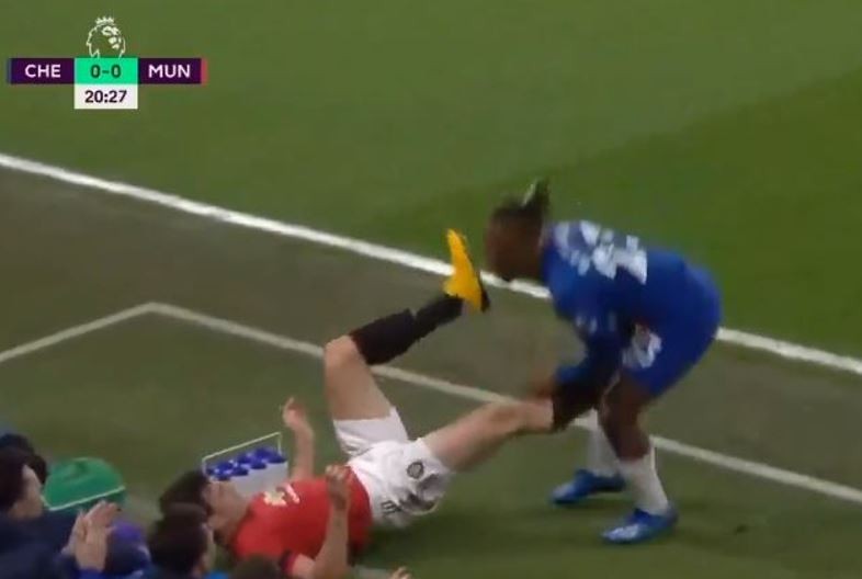 Maguire perde la testa: calcio nelle parti basse a Batshuayi [VIDEO]