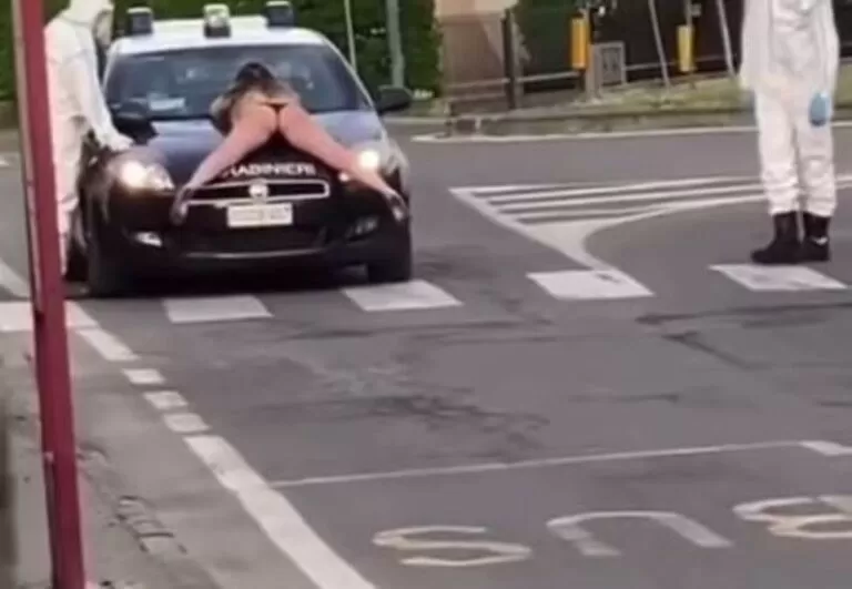 donna nuda sull'auto dei carabinieri