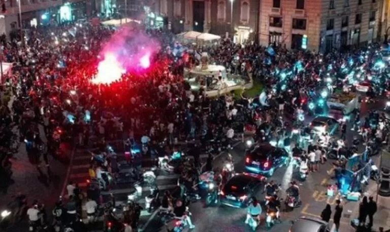 festa tifosi Napoli