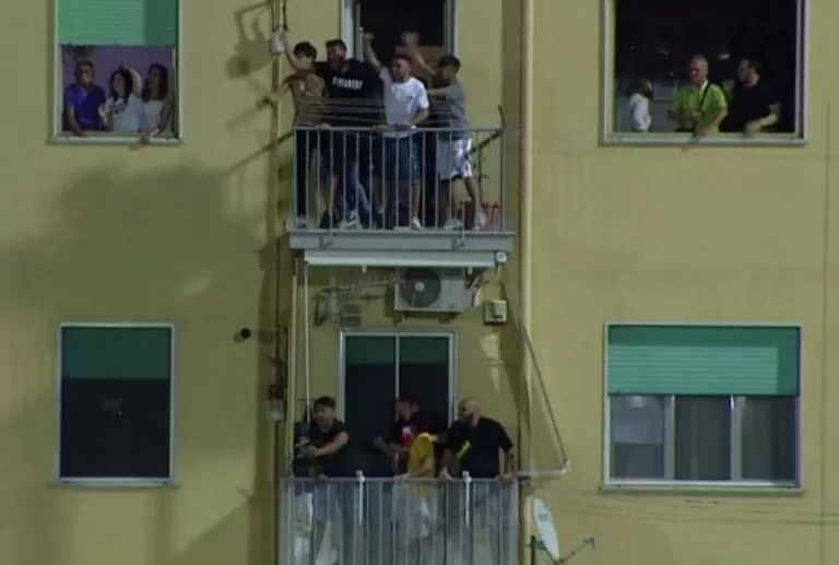 tifosi balcone juve stabiatifosi balcone juve stabia