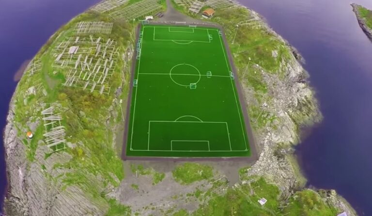 Henningsvaer Stadion