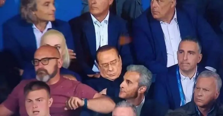 berlusconi dorme in tribuna
