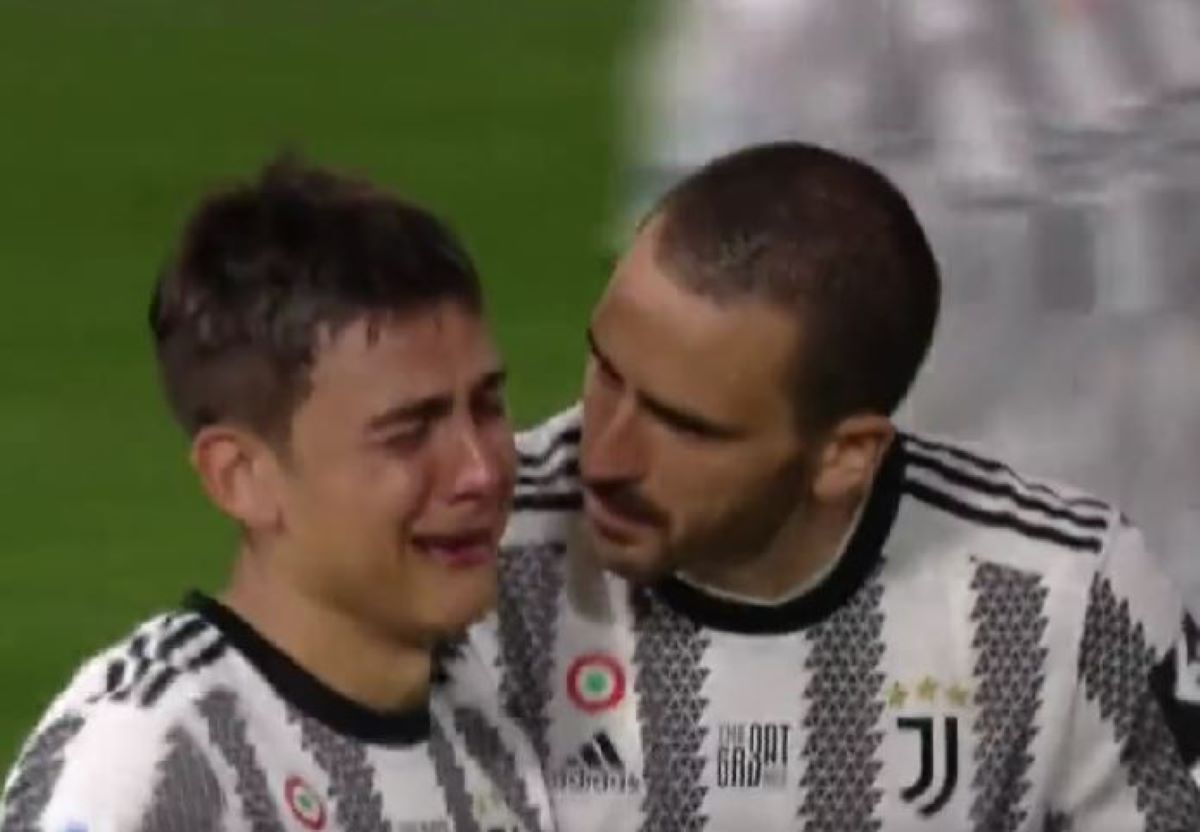 Il crollo di Dybala al termine di Juve-Lazio: l’attaccante scoppia a piangere, i tifosi contestano la ...