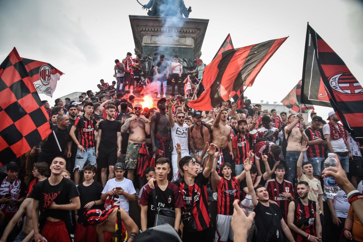 Delirio Milan, i tifosi scatenati in Piazza Duomo per festeggiare lo scudetto | FOTO