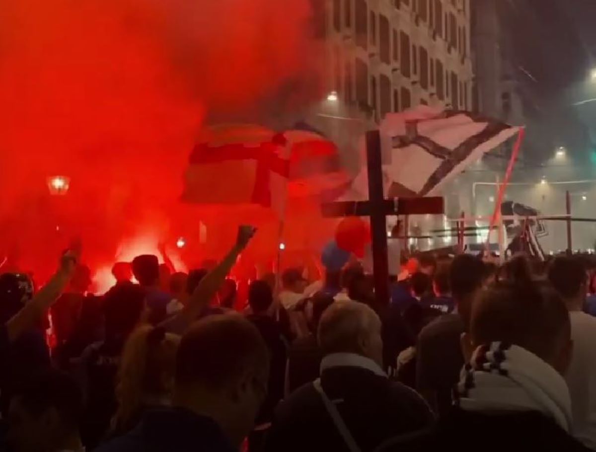 I tifosi della Sampdoria organizzano il funerale al Genoa: lo sfottò per la retrocessione | VIDEO