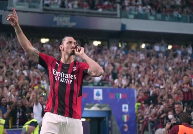 Il Milan in festa: la premiazione, Ibrahimovic con il sigaro e applausi per Kessie | FOTO e VIDEO