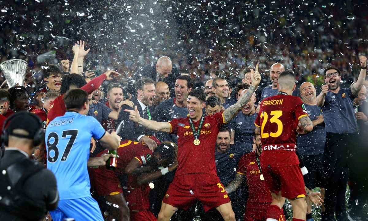 E’ festa Roma: Pellegrini alza la Coppa a Tirana, il boato dell’Olimpico è da brividi | FOTO e VIDEO