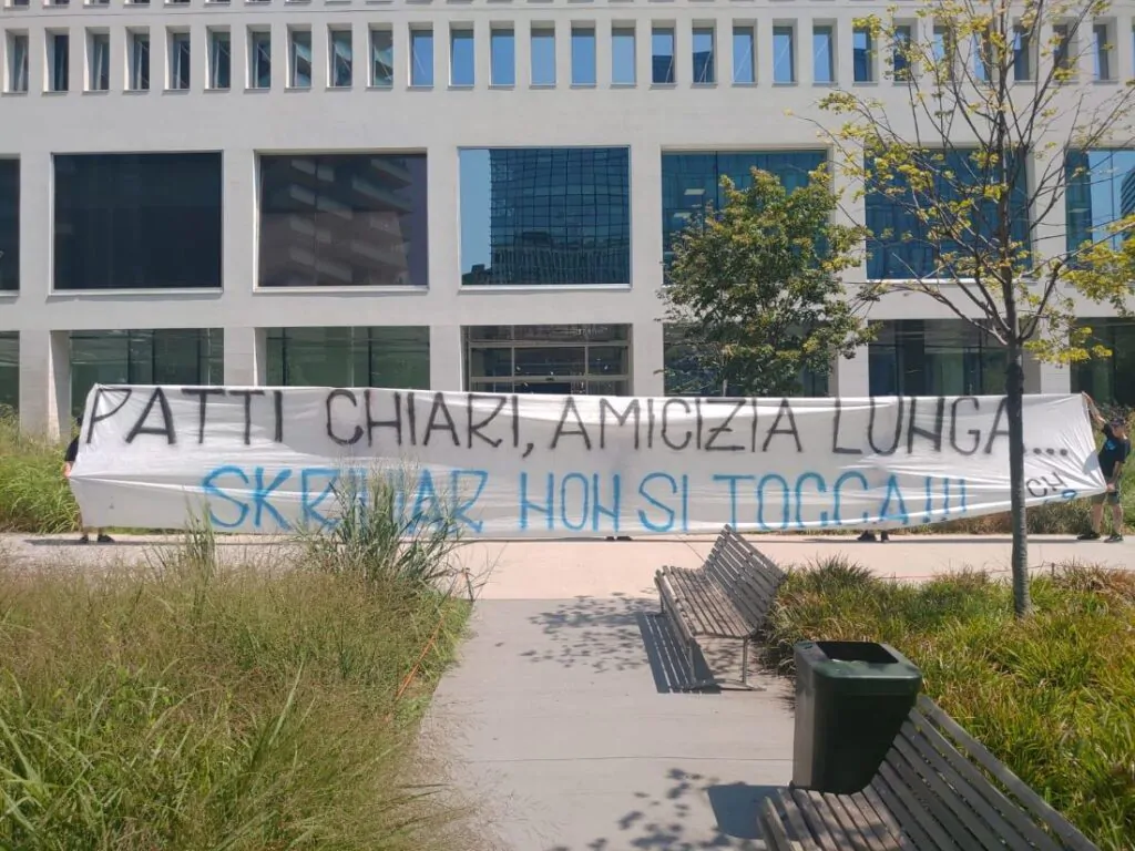 striscione Skriniar