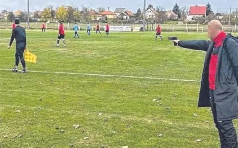 calciatore minaccia pistola guardalinee
