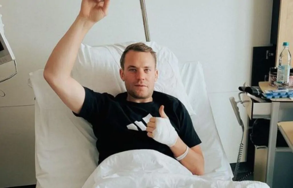 Neuer rotto gamba