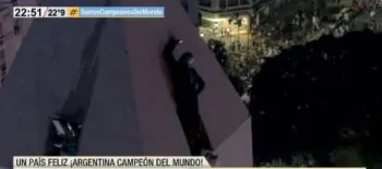 tifoso argentino cima obelisco