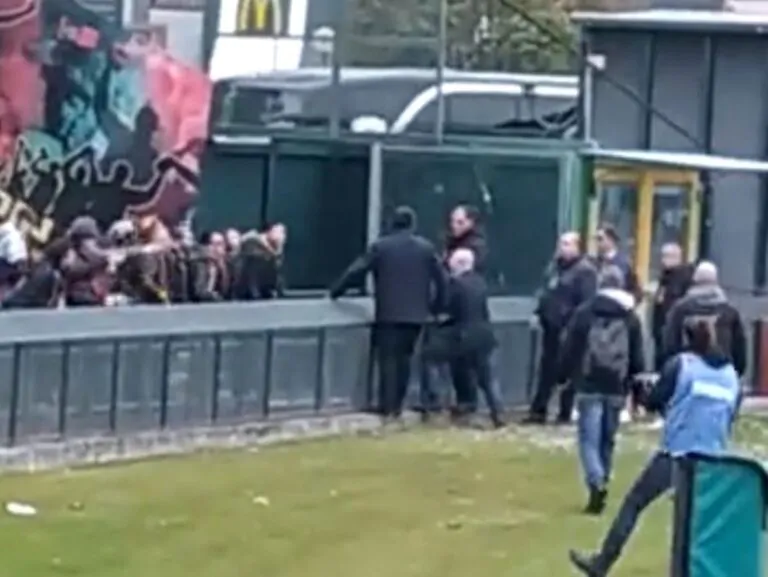 ternana presidente bandecchi sputa tifosi