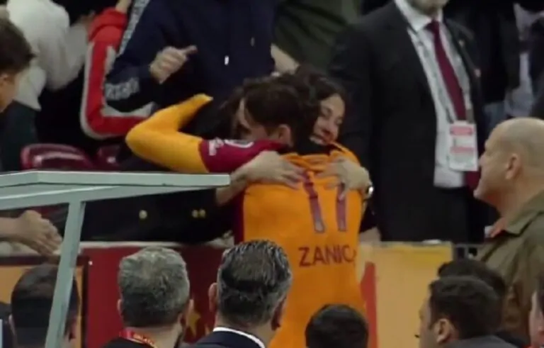 gol zaniolo abbraccio mamma