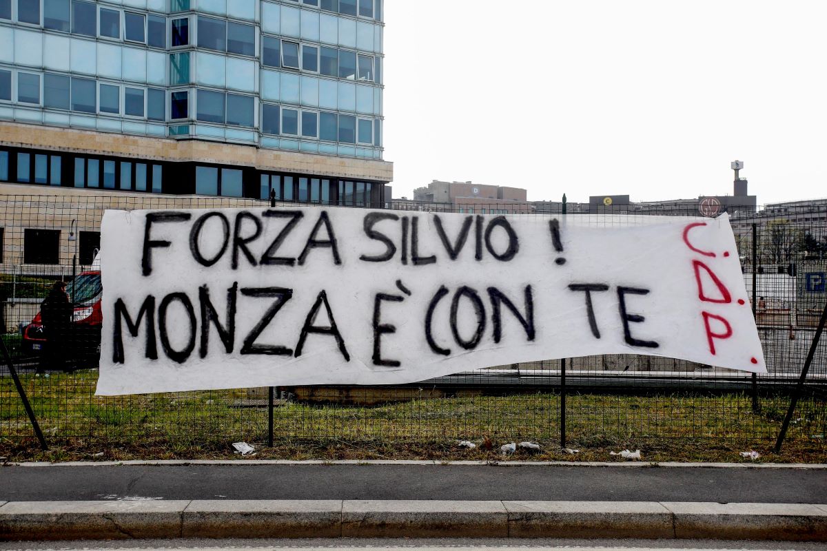 striscione Monza Berlusconi