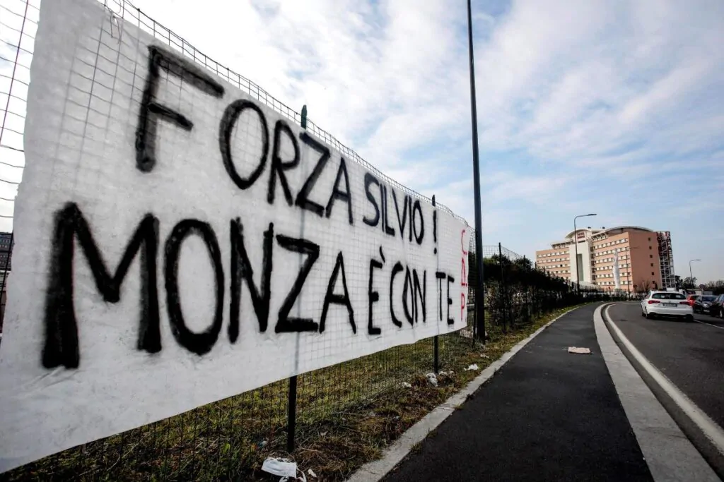 striscione monza Berlusconi