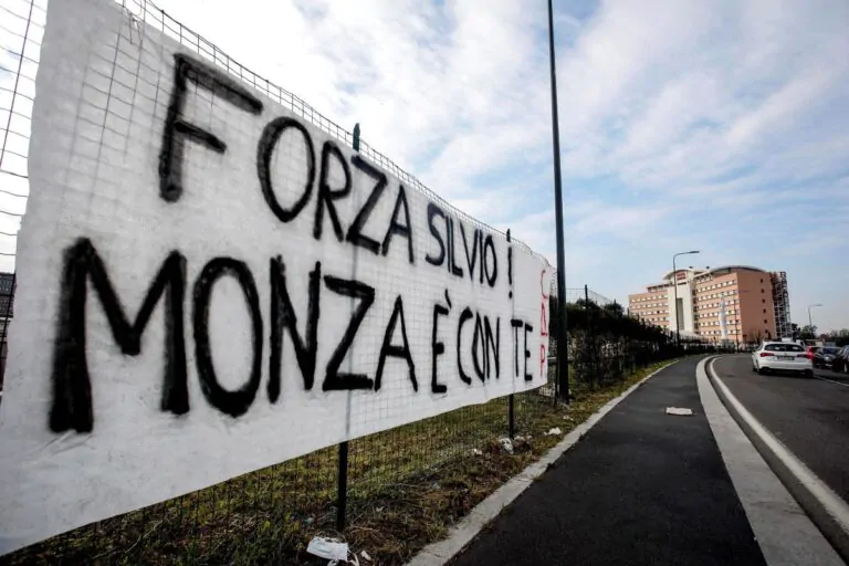 striscione monza Berlusconi