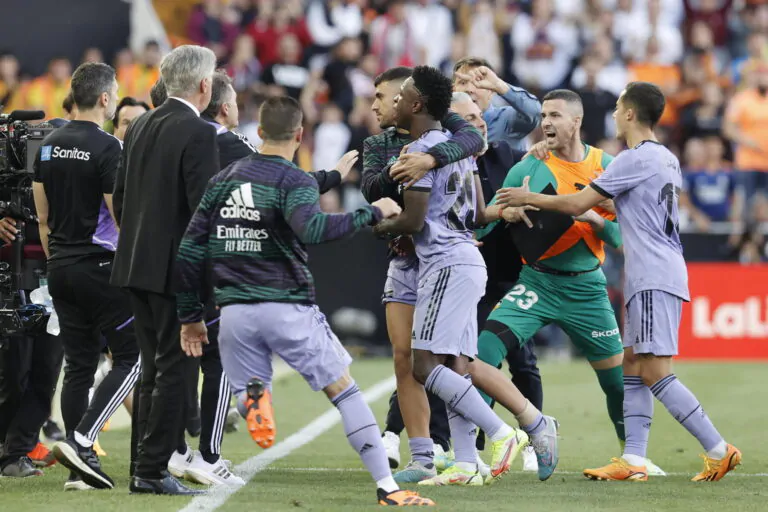 Vinicius Real Madrid tifoso razzista