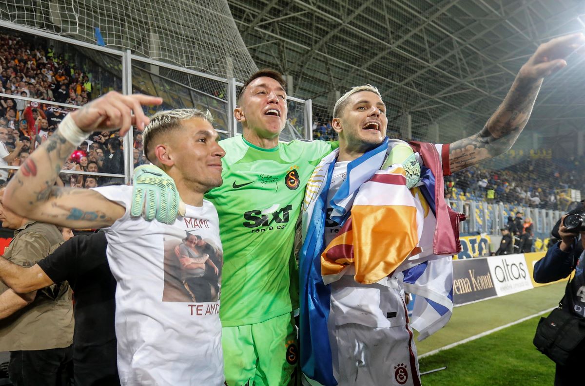 Il Galatasaray è campione di Turchia: grande festa in campo, protagonisti 4 ex Serie A | FOTO e VIDEO