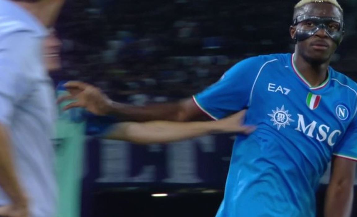 Napoli, Osimhen dopo il gol: l’abbraccio ad un compagno, poi ‘fulmina’ Garcia Napoli, Osimhen dopo il gol: l’abbraccio ad un compagno, poi ‘fulmina’ Garcia